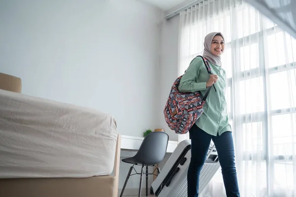 Lächelnde junge Hijab-Reisende mit Tasche und Koffer — Stockfoto