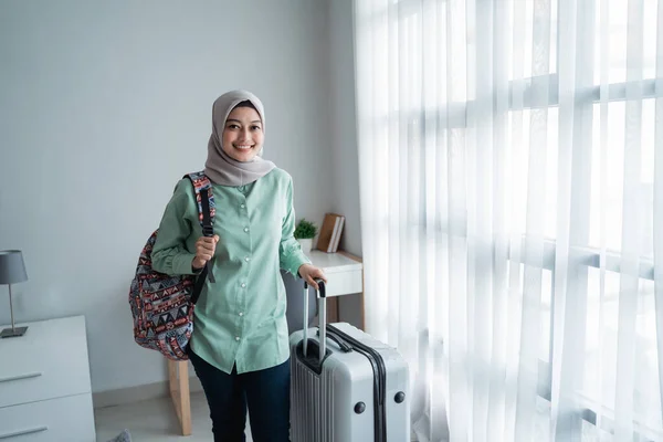 Schönheit junge Hijab-Reisende gehen und tragen ihre Tasche und Koffer — Stockfoto