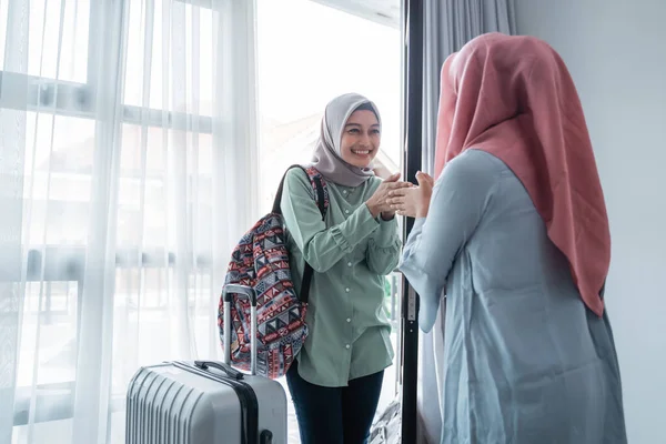 Завуалированные женщины приветствуют салам при встрече со своей подругой — стоковое фото
