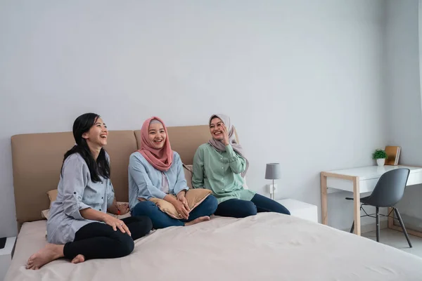Három ázsiai nő ül az ágyon beszélgetni — Stock Fotó