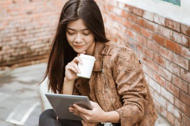 Asyalı girişimci tableti üzerinde çalışıyor.