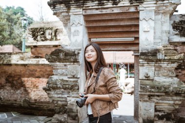 Kadın seyahati resim yapıyor