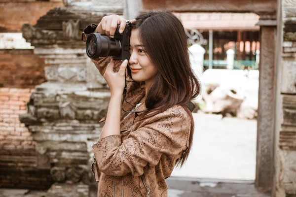 Fotografo donna scattare foto con la macchina fotografica — Foto Stock