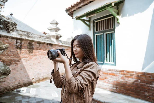 Kobieta fotograf przy użyciu aparatu fotograficznego — Zdjęcie stockowe