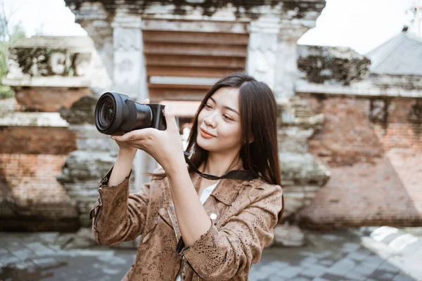 Frau reist und macht Foto — Stockfoto