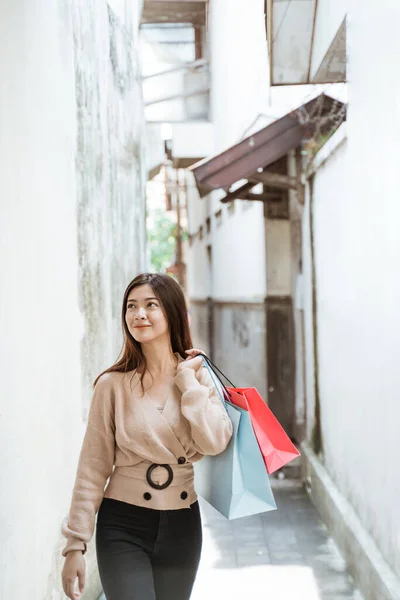 Mulher com sacos de papel desfrutar de compras — Fotografia de Stock