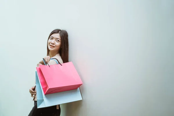 Mujer con bolsas de papel disfrutar de compras —  Fotos de Stock