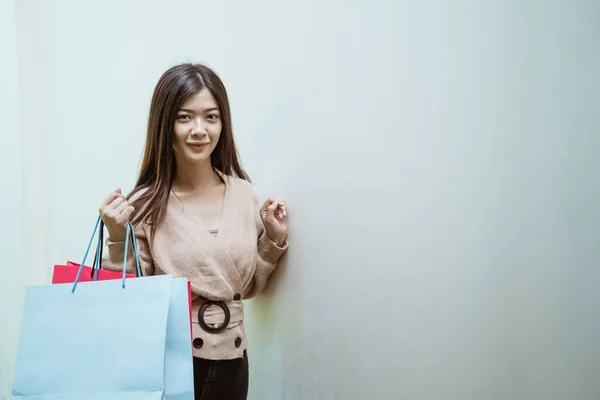 Mujer con bolsas de papel disfrutar de compras —  Fotos de Stock