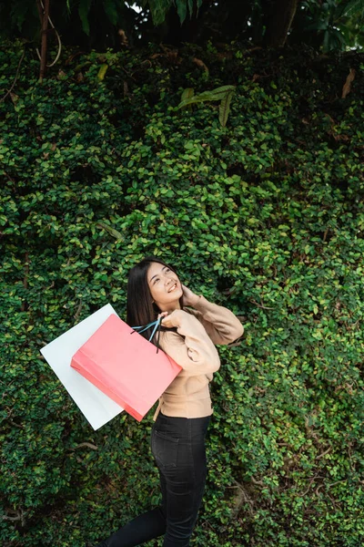 Žena s papírovými taškami vychutnat nakupování — Stock fotografie