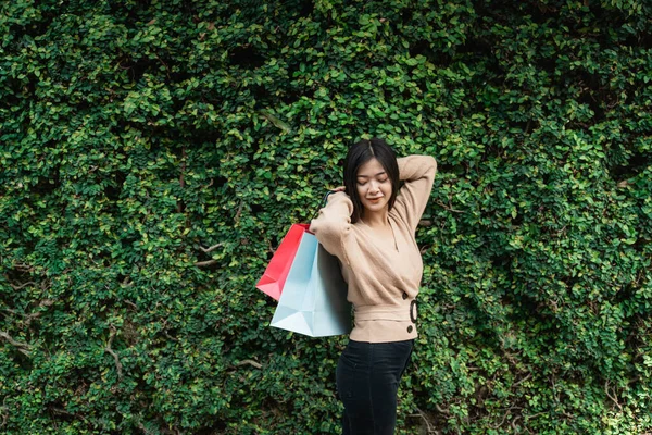 Mujer con bolsas de papel disfrutar de compras — Foto de Stock