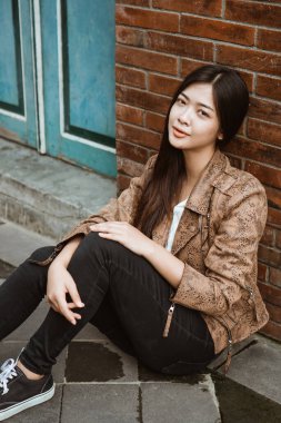 Kahverengi ceketle gülümseyen kadın portresi