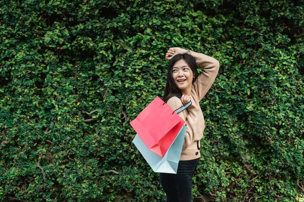 紙袋を持った女性は買い物を楽しむ — ストック写真