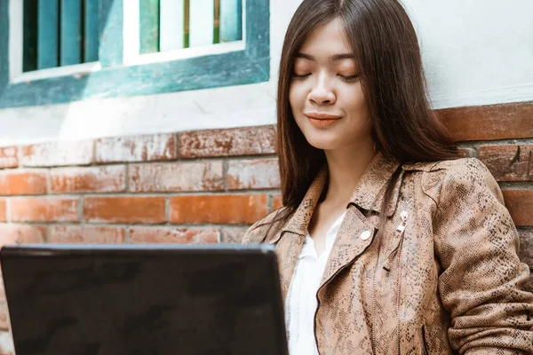 Empresário mulher trabalhando com laptop — Fotografia de Stock