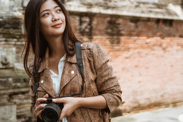 Fotógrafa mujer tomando fotos con cámara — Foto de Stock