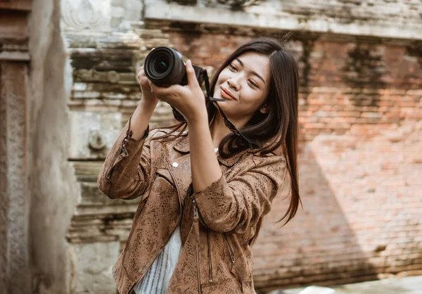 Frau reist und macht Foto — Stockfoto