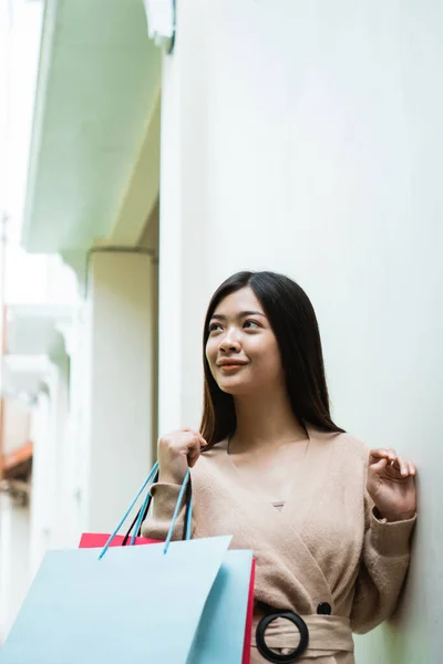 Mulher com sacos de papel desfrutar de compras — Fotografia de Stock
