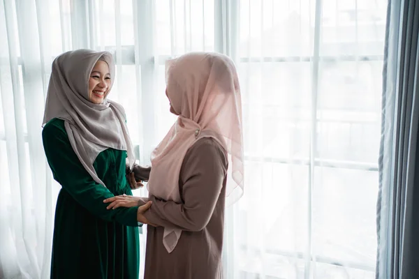 Muslim hijab wanita senang bertemu adiknya — Stok Foto