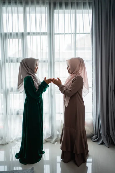 Asiático musulmán mujer decir salam cuando encuentro su amigo —  Fotos de Stock
