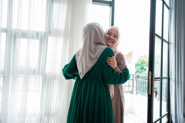 Peçeli kadın buluşurken kız kardeşine sarılır ve onu öper.