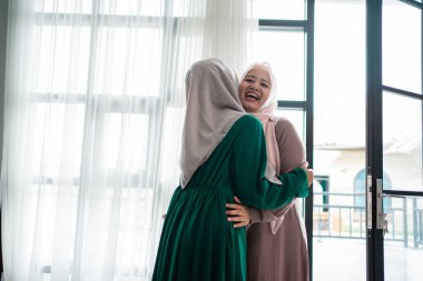 Peçeli kadın buluşurken kız kardeşine sarılır ve onu öper.