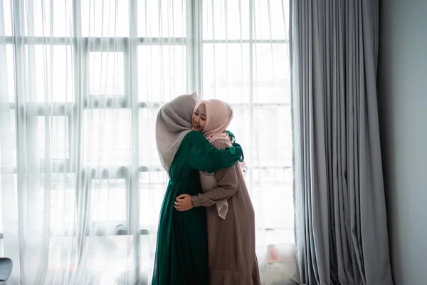 Wanita terselubung memeluk dan mencium adiknya ketika bertemu — Stok Foto