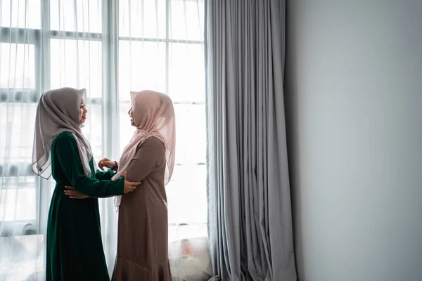 Asiático hijab jóvenes mujeres son felices de conocer a su amigo —  Fotos de Stock