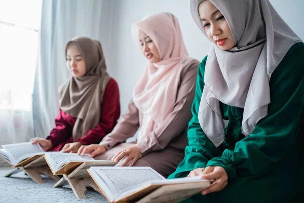 Τρεις ασιάτισσες μουσουλμάνες διαβάζουν και μαθαίνουν το ιερό βιβλίο του Al-Quran μαζί — Φωτογραφία Αρχείου