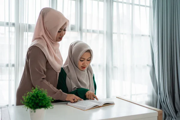 Dvě hidžábské ženy studují a čtou svatou knihu Al-qurana — Stock fotografie