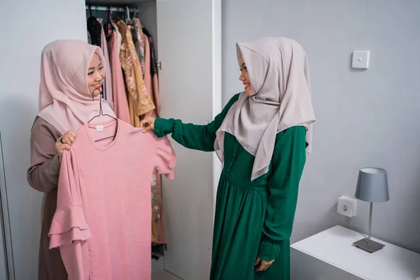 Musulmana mujer amigo recoger algunos vestido — Foto de Stock