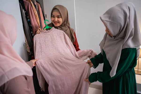 Teman wanita muslim mengambil beberapa gaun — Stok Foto
