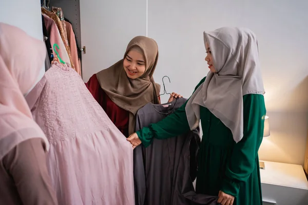Teman wanita muslim mengambil beberapa gaun — Stok Foto