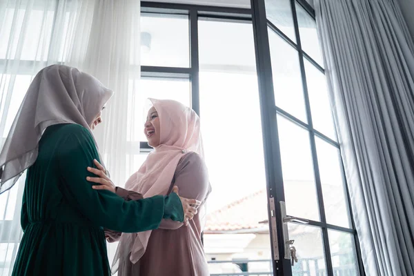 Муслим хиджаб женщина счастливо встречает свою сестру — стоковое фото