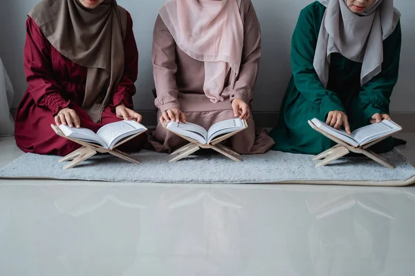 Başörtüsü takan üç genç kadın El-Kur 'an' ın kutsal kitabını birlikte okudular. — Stok fotoğraf