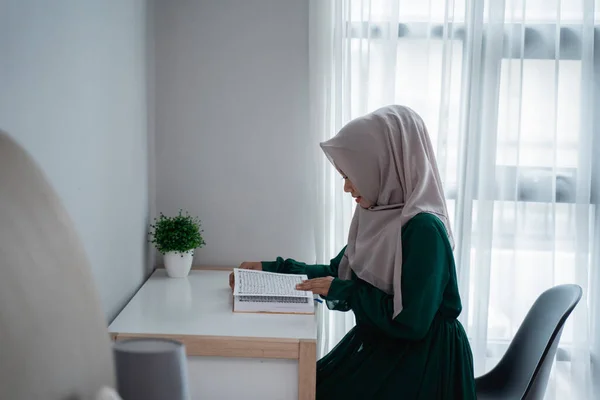 Hidžáb ženy sedí na židli studovat a číst svatou knihu Al-quran — Stock fotografie