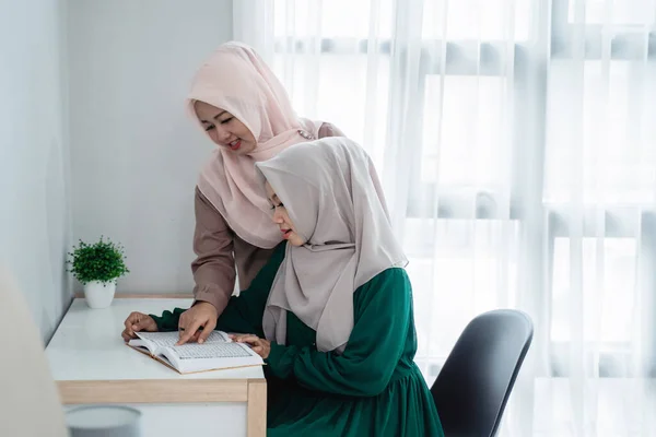 Dua perempuan jilbab belajar dan membaca kitab suci Al-quran — Stok Foto