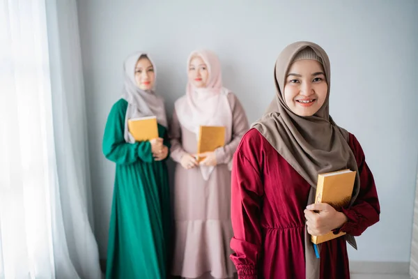 Hijab women smiling hold holy book of Al-quran — Stock Photo, Image