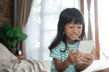 çocuk evde akıllı telefon kullanıyor