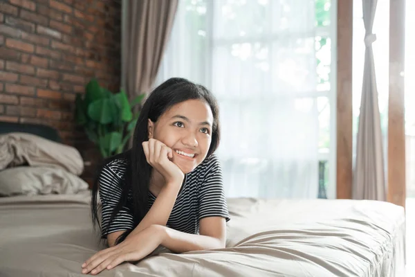 Joven adolescente sonriendo a la cámara — Foto de Stock