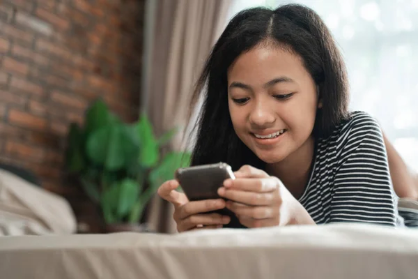 Tiener met behulp van mobiele smartphone — Stockfoto