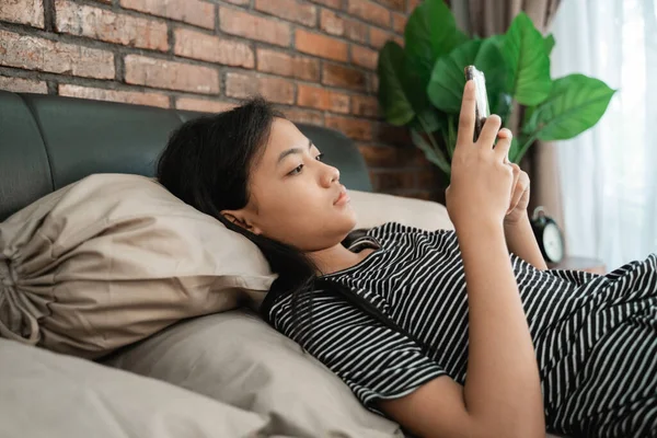 Dospívající asijské dívka pocit deprese při použití telefonu — Stock fotografie
