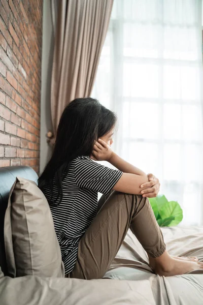 Smutný teenager sedí na posteli — Stock fotografie
