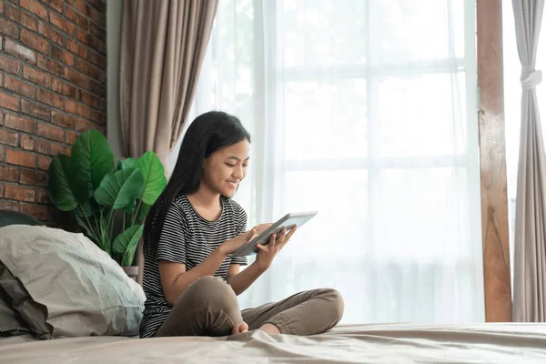 Asiatisk tonåring flicka med mobil tablett — Stockfoto