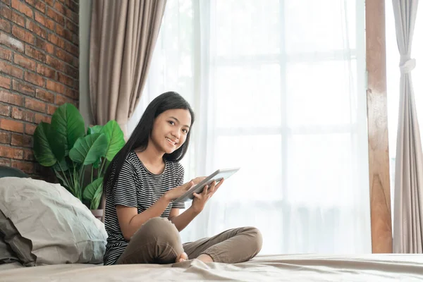 Ásia adolescente menina usando móvel tablet — Fotografia de Stock