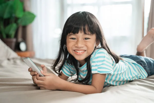 Child using smartphone at home — Stock Photo, Image