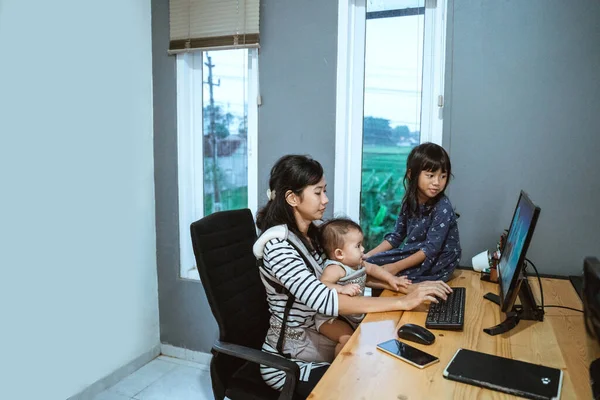 Businesswoman working while taking care children — Stock Photo, Image