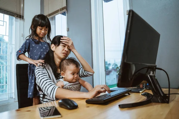 Stress mother while working from home — Stock Photo, Image