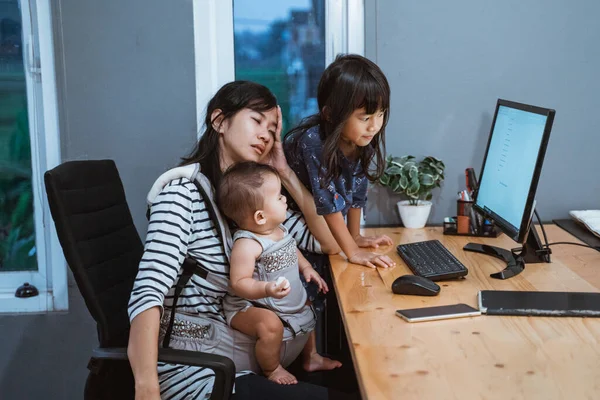 Stress mother while working from home — Stock Photo, Image