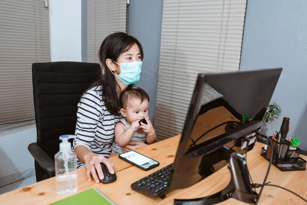 Zakelijke vrouw die thuis werkt met een beschermend masker — Stockfoto