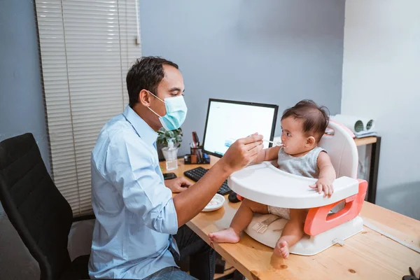 Werk van thuis vader en baby — Stockfoto