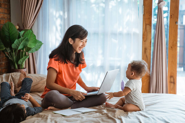 Businesswoman working while taking care children — Stock Photo, Image